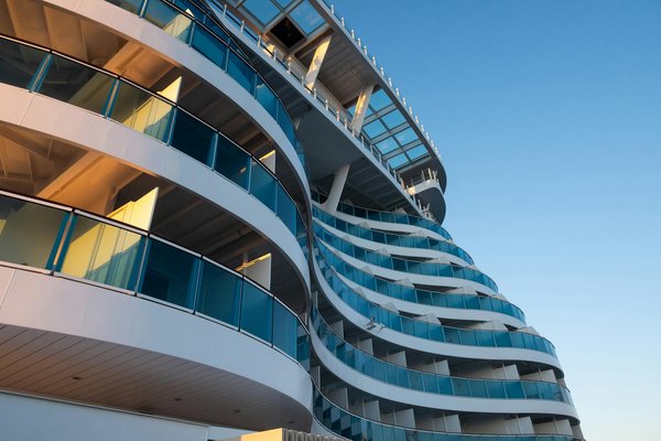 Comment organiser une expédition en motoneige en Laponie suédoise?