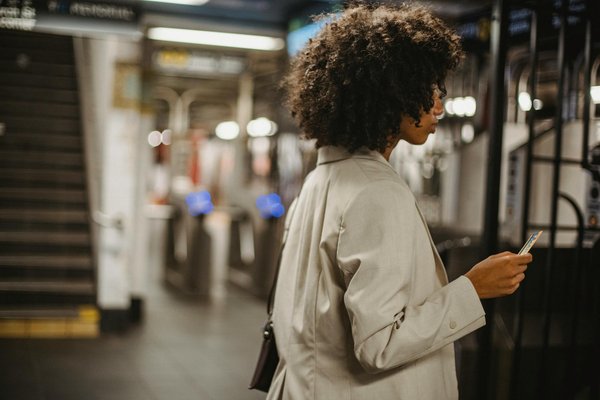 Quels sont les conseils pour un camping en bord de mer avec des marées importantes?